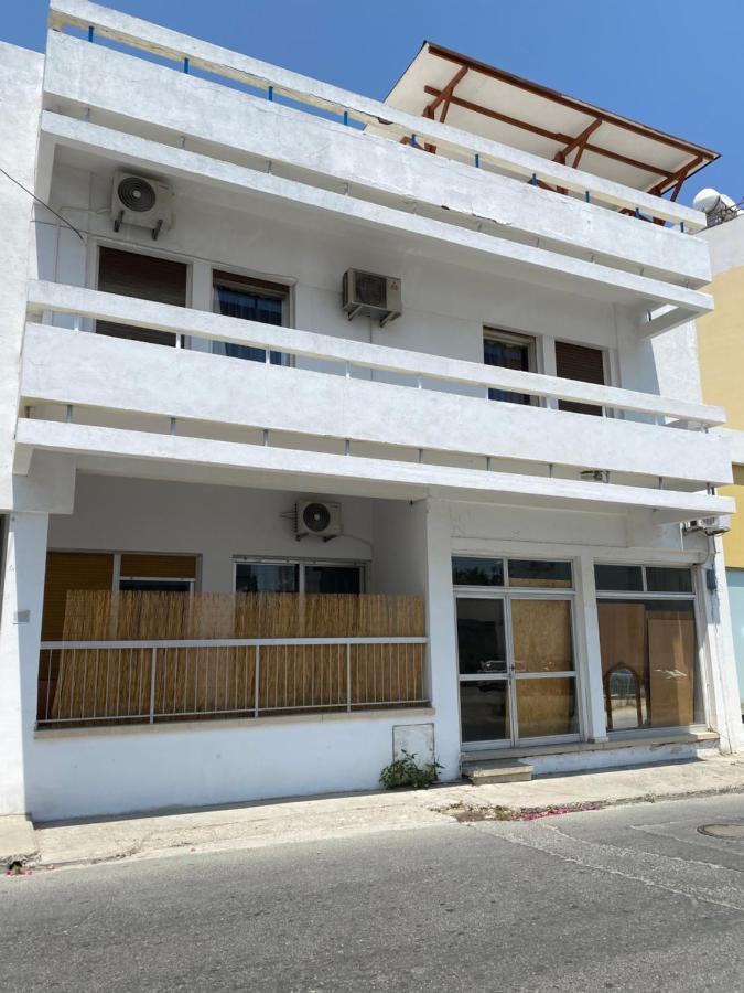 Past Or Tail Hostel Larnaca Exterior photo